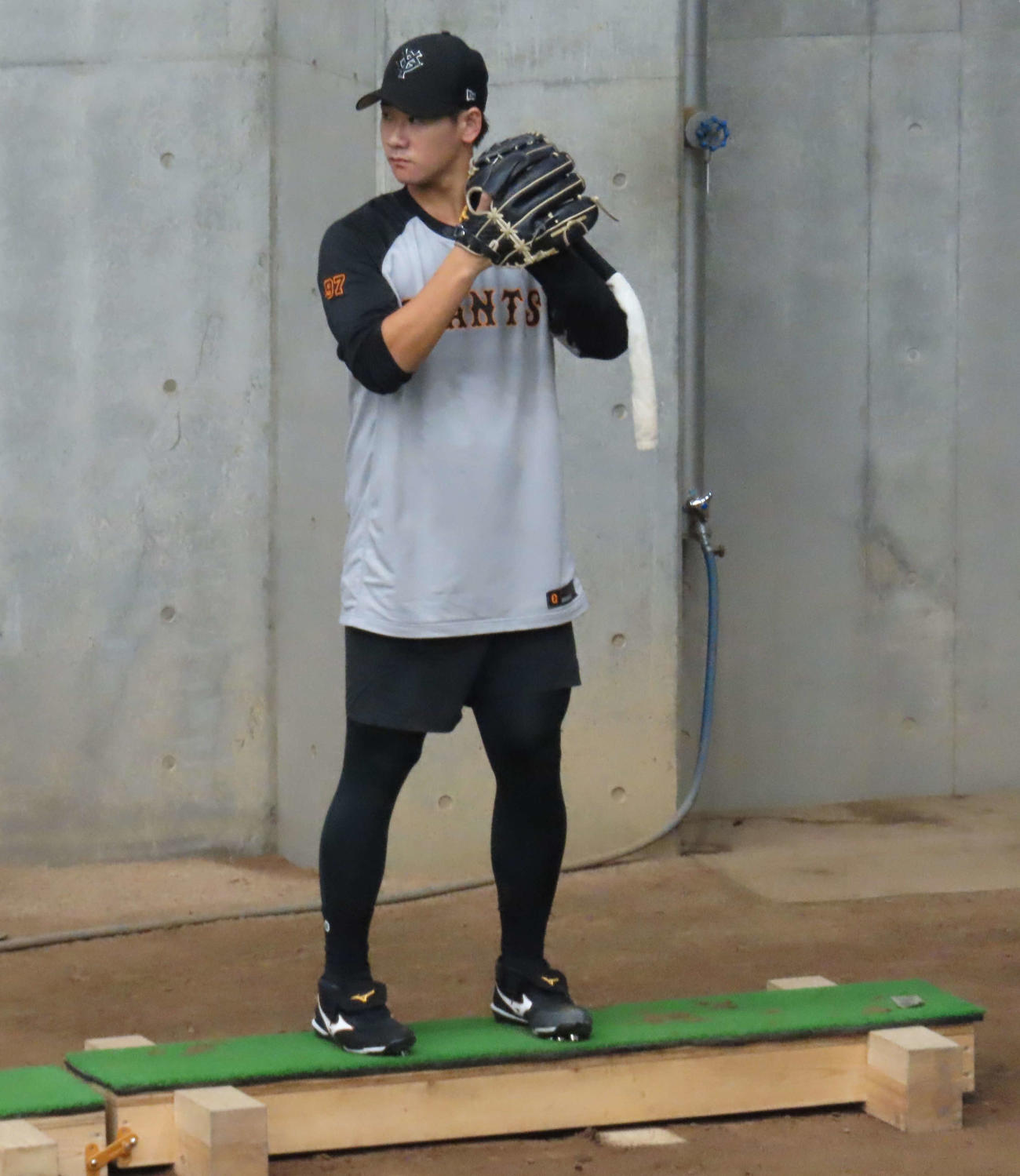 シャドーピッチングを行う巨人井上（撮影・水谷京裕）