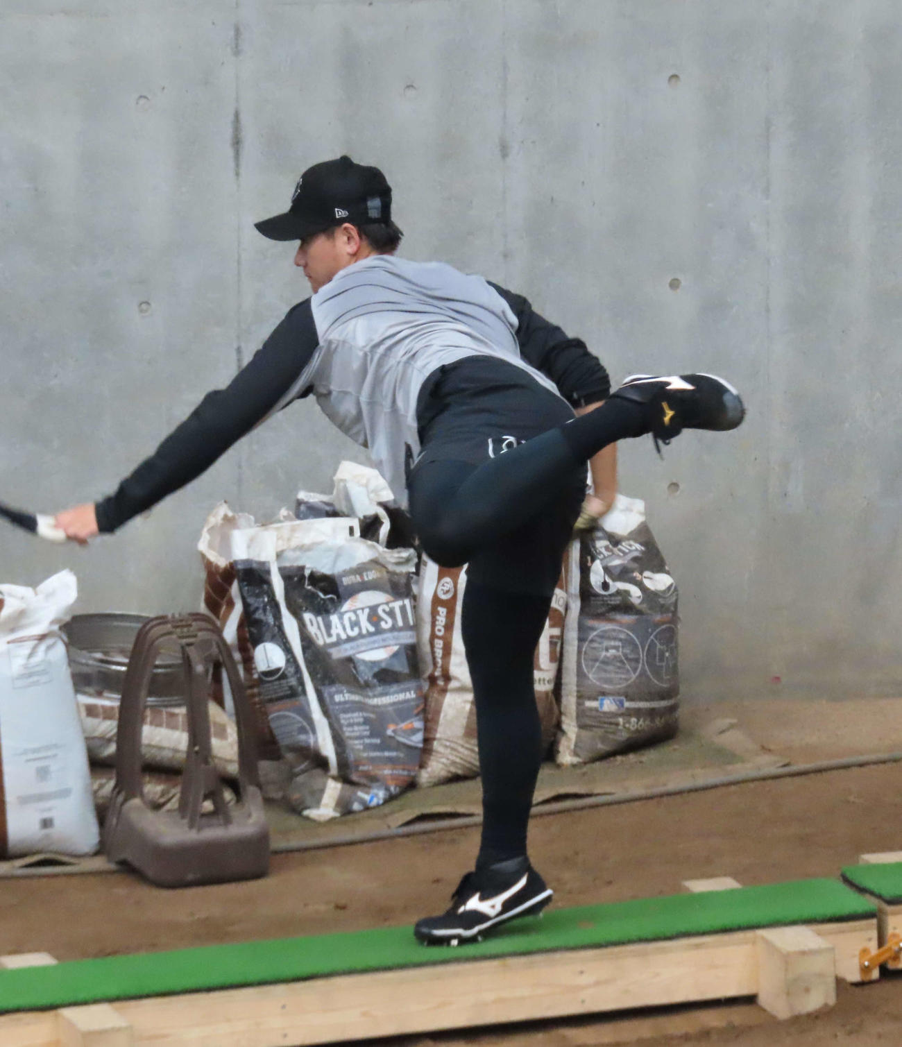シャドーピッチングを行う巨人井上（撮影・水谷京裕）