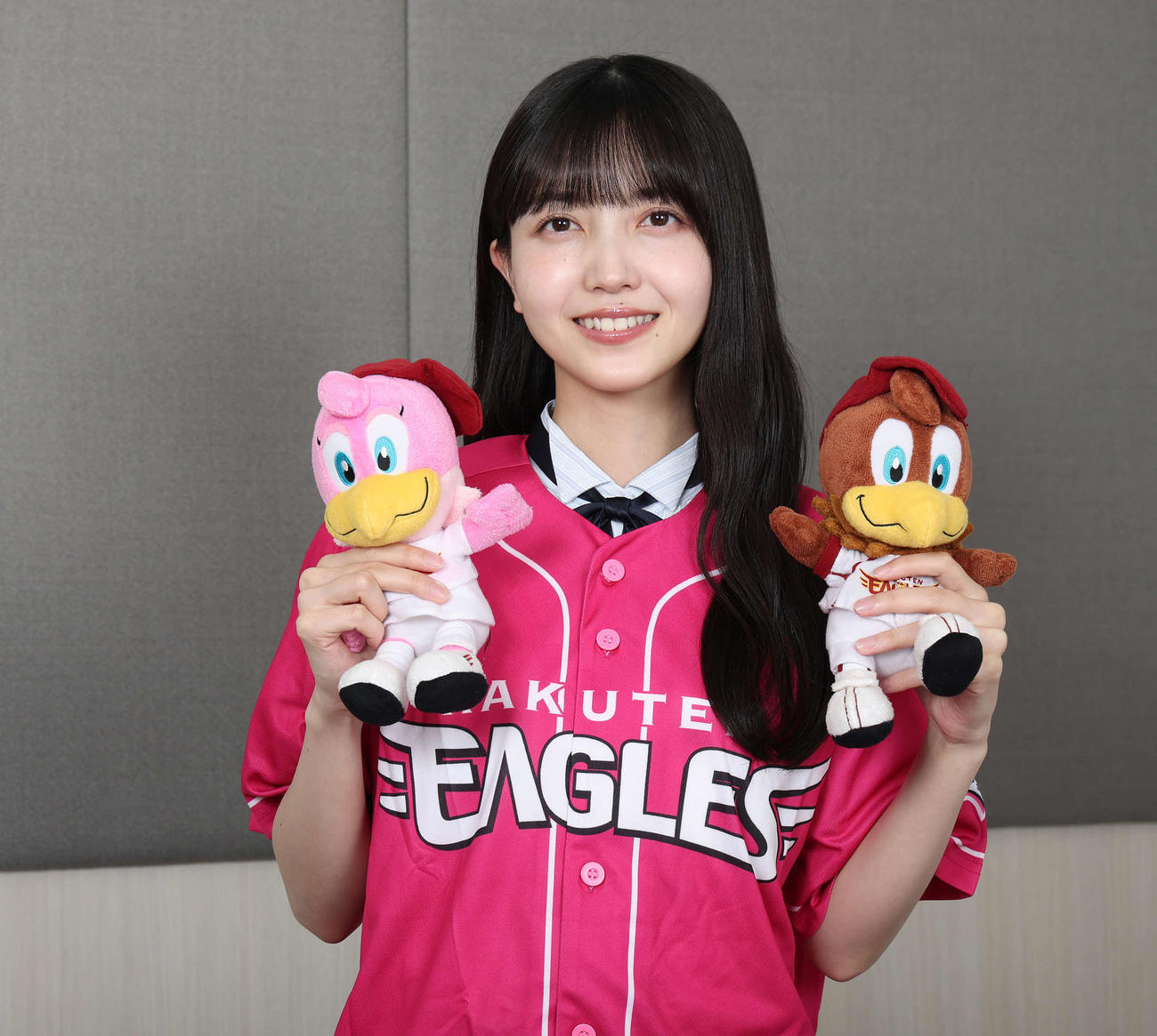 球団マスコットを手にポーズをとる乃木坂46久保史緒里（2025年10月撮影）