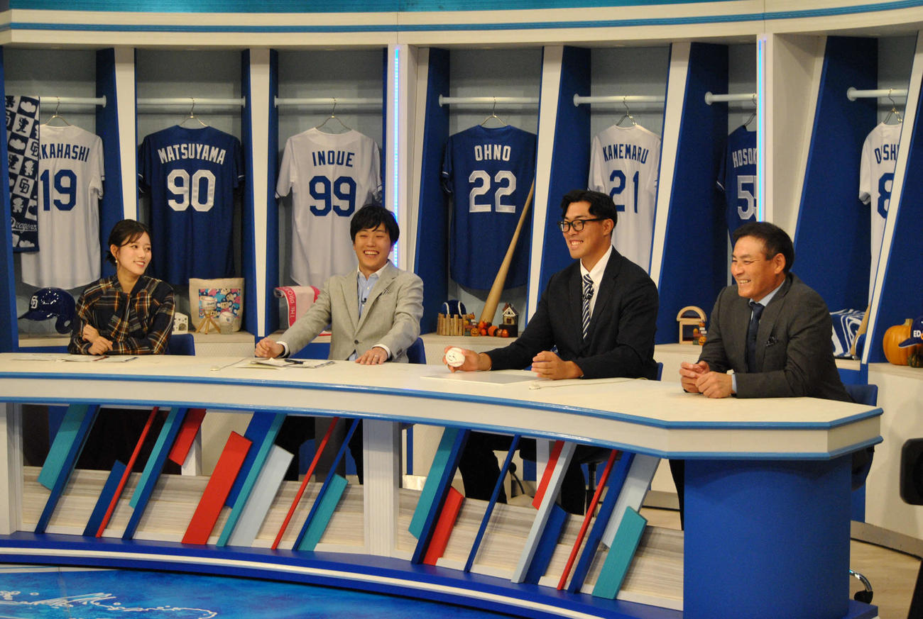 中日ドラフト3位篠崎（左から3人目）はCBCテレビ「サンデードラゴンズ」に生出演する。左から中村アナ、光山アナ、ひとり置いて川上憲伸氏