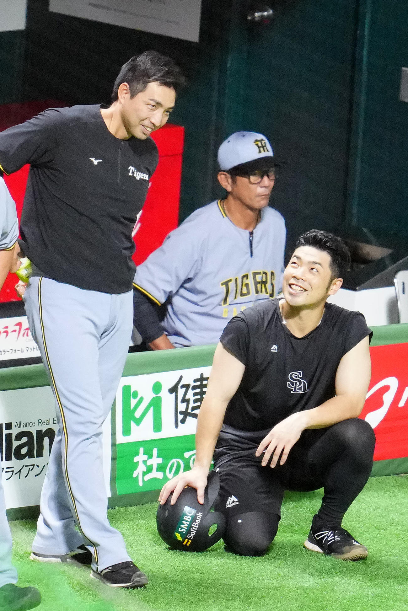 ソフトバンク対阪神　試合前、言葉を交わすソフトバンク近藤（右）と阪神屋宜打撃投手（撮影・江口和貴）