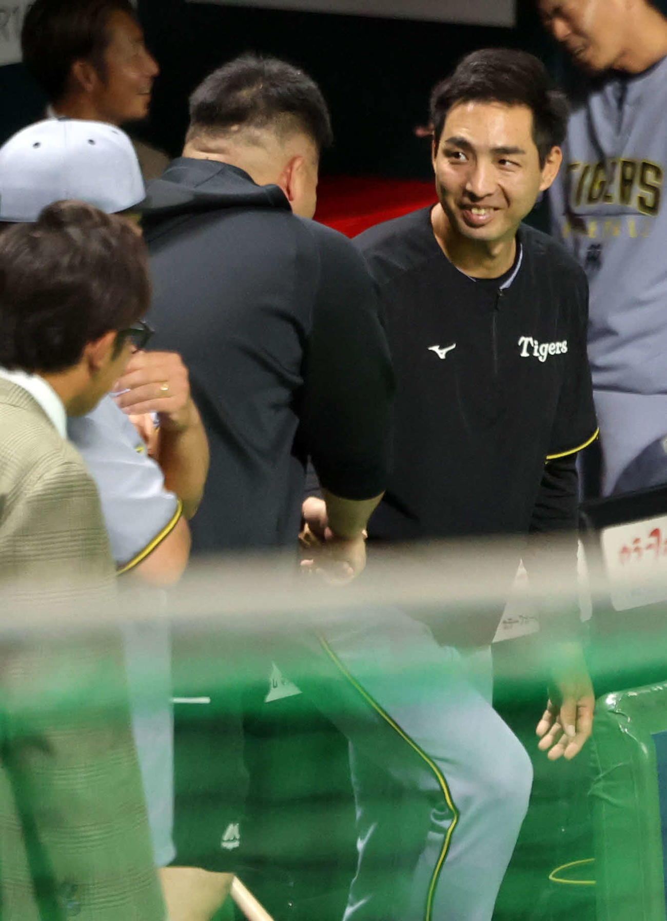 ソフトバンク対阪神　練習中、阪神屋宜打撃投手（右）にあいさつするソフトバンク山川穂高（撮影・浅見桂子）