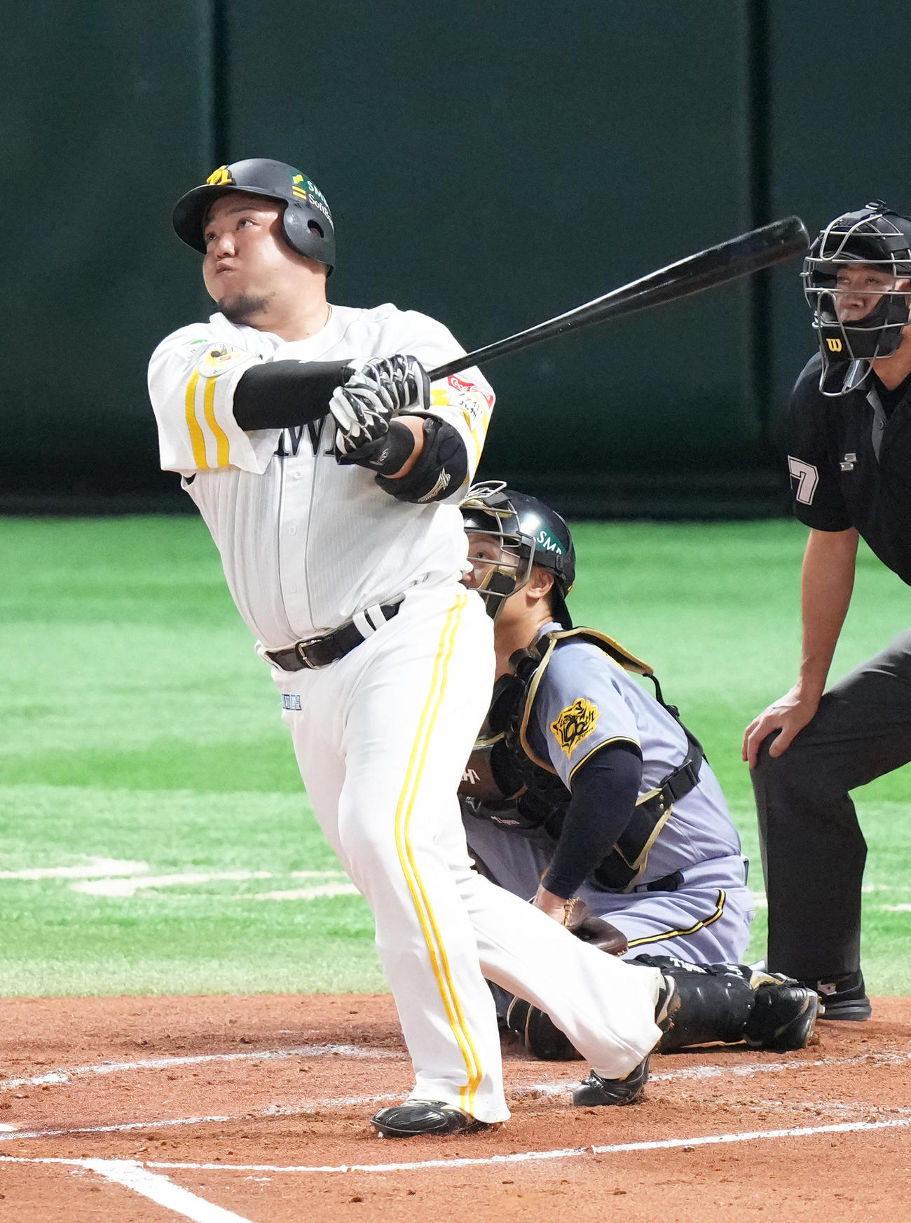 ソフトバンク対阪神　1回裏ソフトバンク2死一、二塁、山川はフェンス直撃の2点適時二塁打を放つ（撮影・足立雅史）