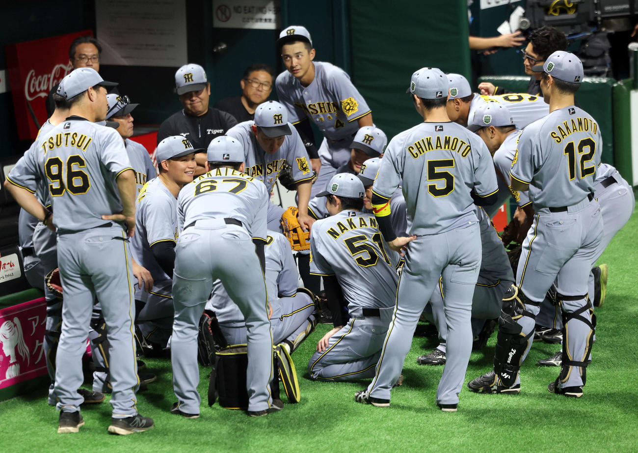 ソフトバンク対阪神　試合前円陣で、声だしする阪神森下（左から2人目）（撮影・浅見桂子）
