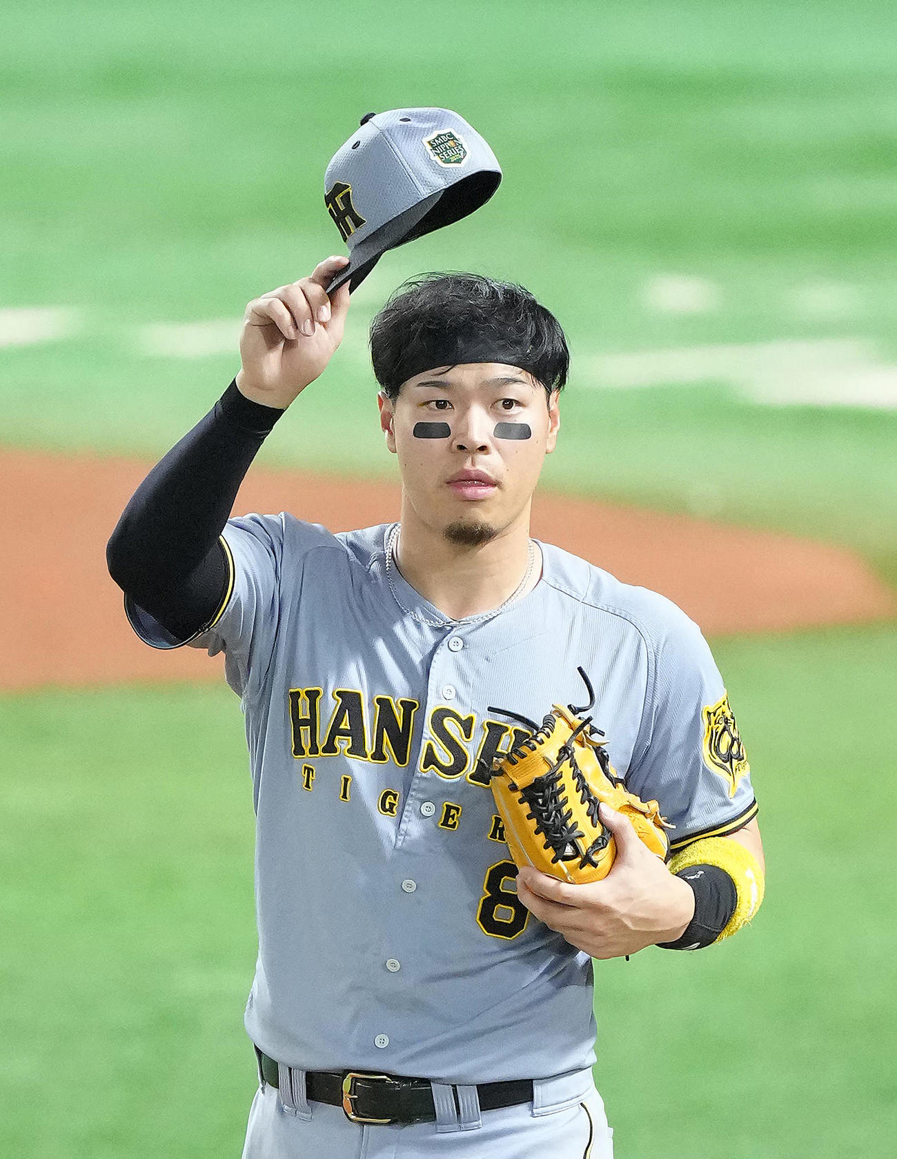 ソフトバンク対阪神　1回、先制適時打の阪神佐藤輝はスタンドの声援に応える（撮影・足立雅史）