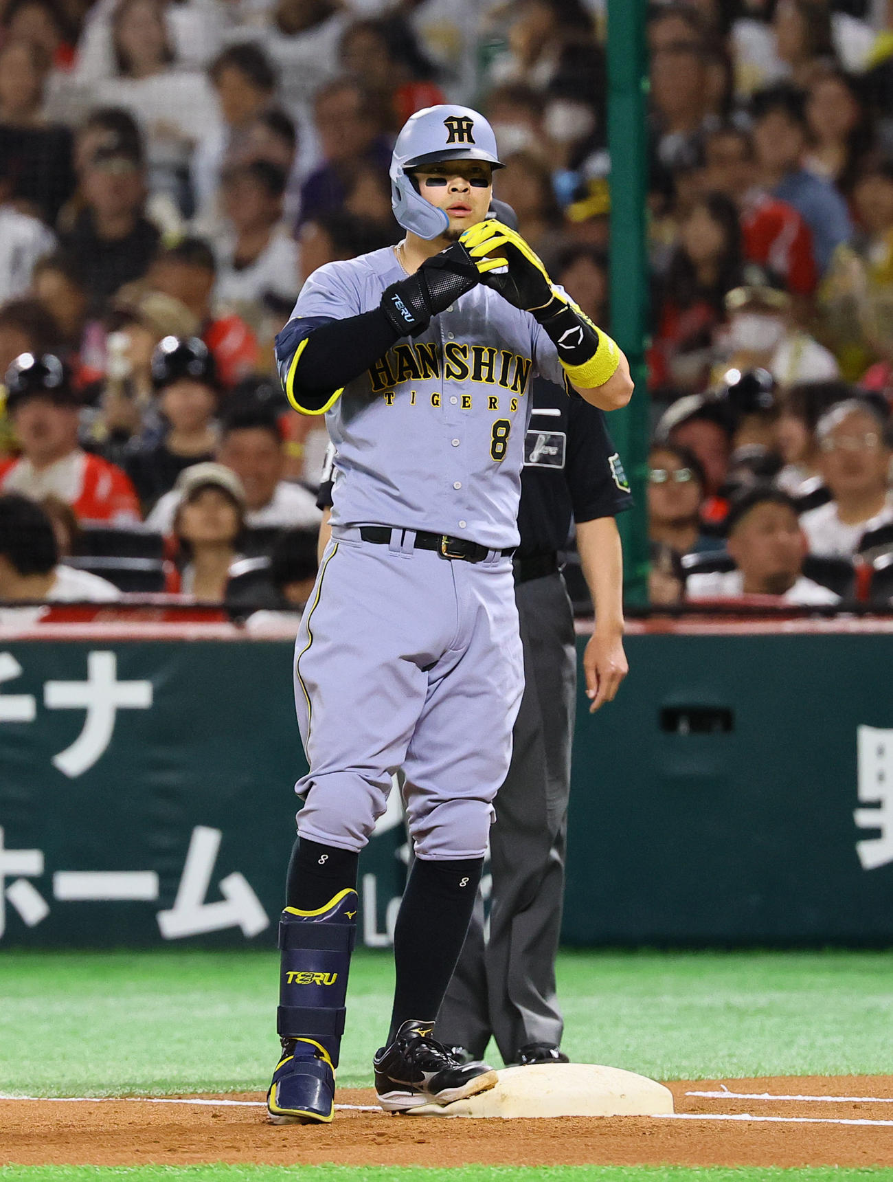 ソフトバンク対阪神　1回表阪神1死二、三塁、佐藤輝は右前に先制適時打を放ちポーズをとる（撮影・藤尾明華）