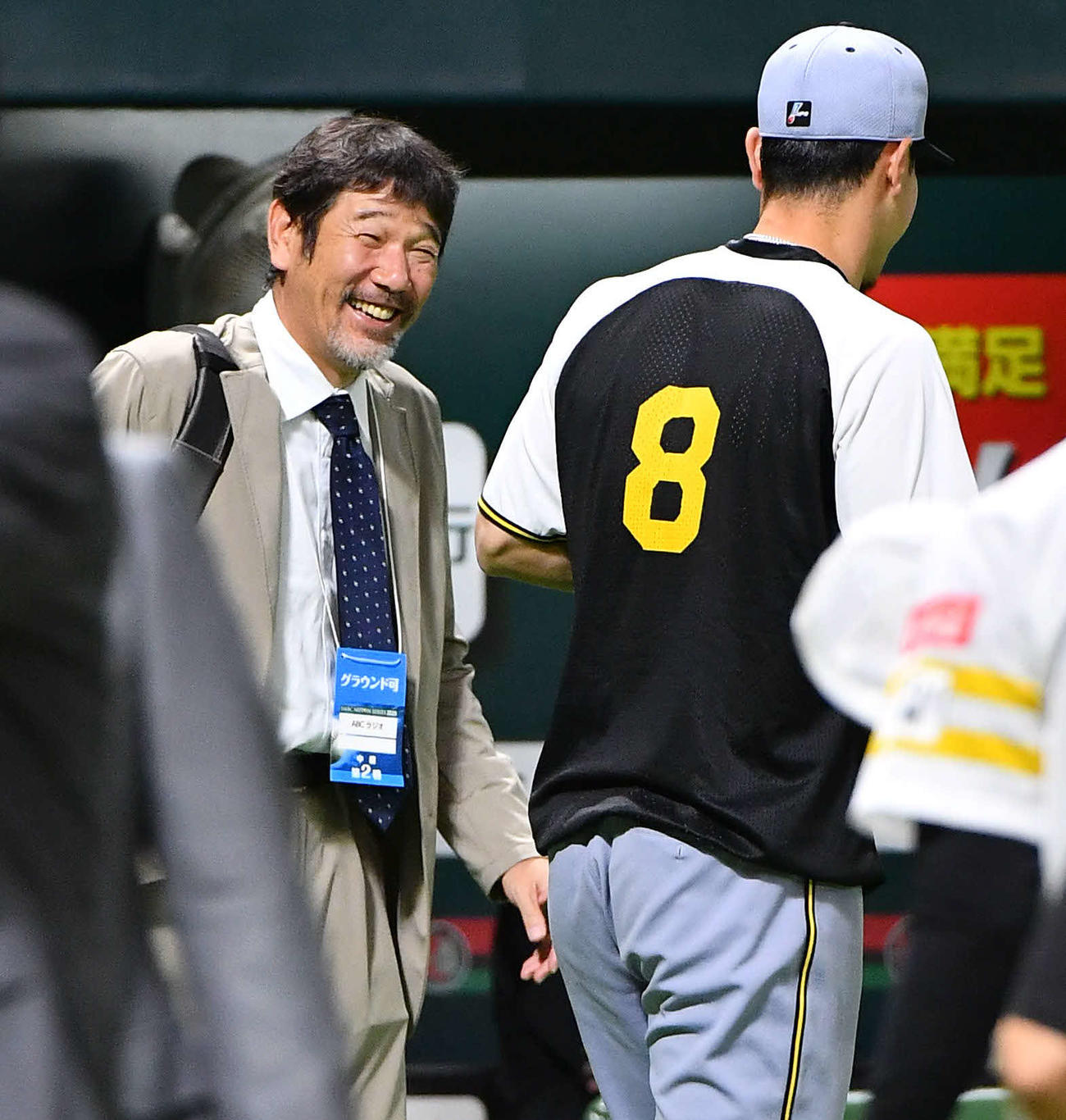 ソフトバンク対阪神　試合前、阪神佐藤輝（右）と談笑する下柳剛氏（撮影・岩下翔太）