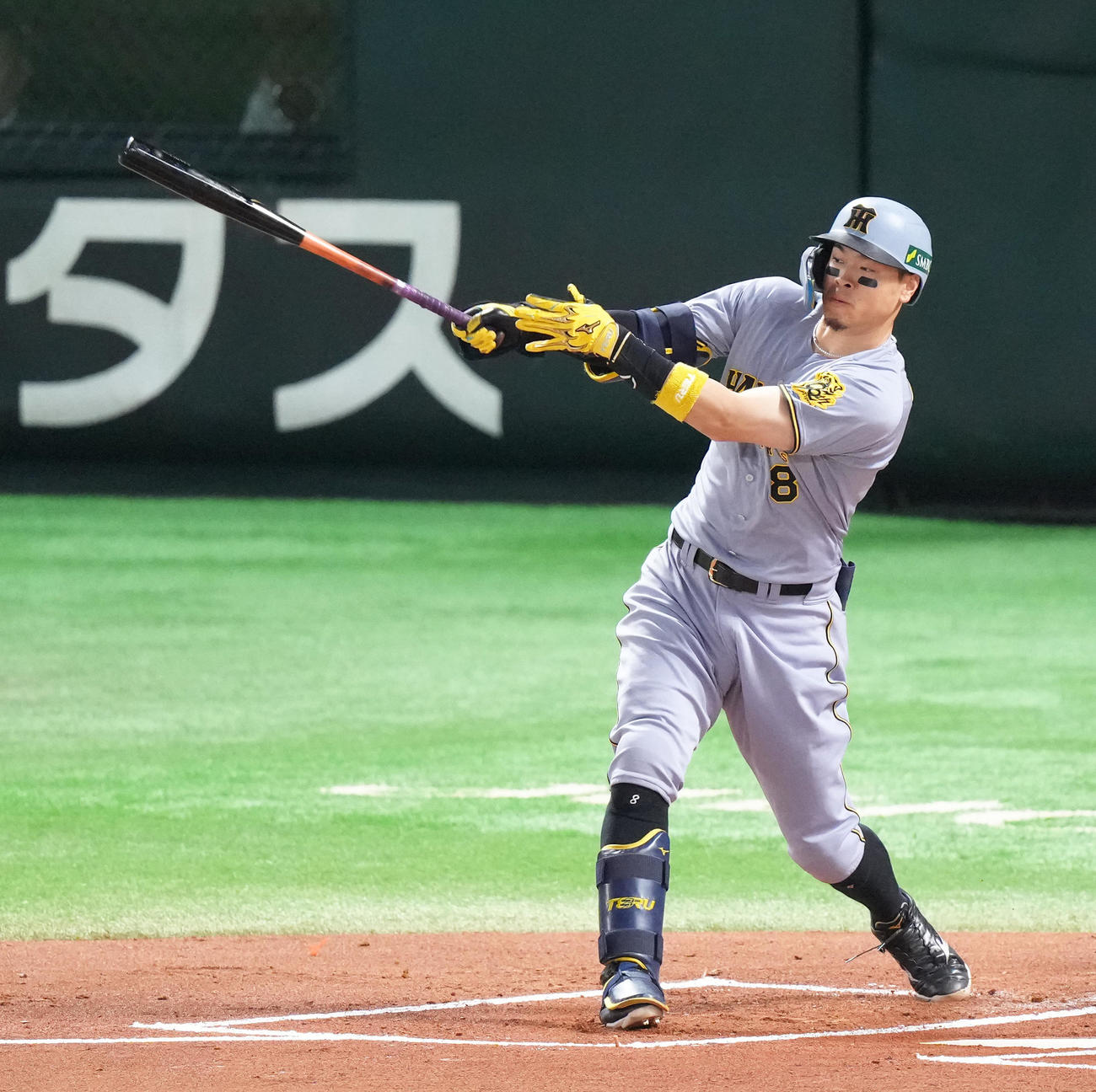 ソフトバンク対阪神　1回表阪神1死二、三塁、佐藤輝は先制適時打を放つ（撮影・足立雅史）