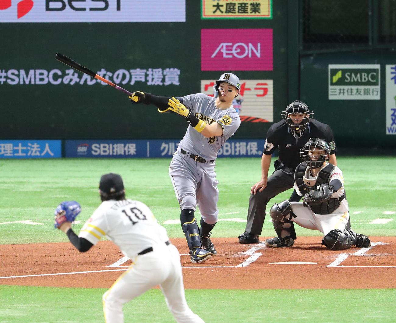 ソフトバンク対阪神　1回裏阪神1死二、三塁、佐藤輝は右前に先制適時打を放つ（撮影・梅根麻紀）