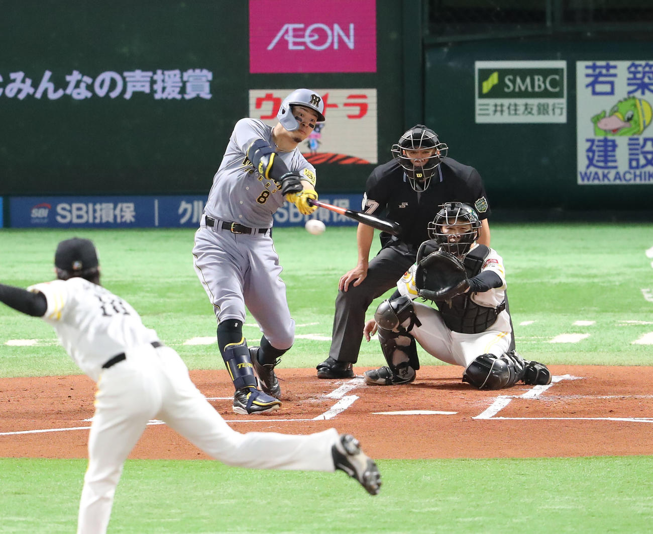 ソフトバンク対阪神　1回裏阪神1死二、三塁、佐藤輝は右前に先制適時打を放つ（撮影・梅根麻紀）