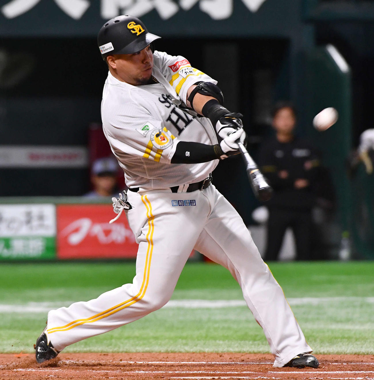 ソフトバンク対阪神　1回裏ソフトバンク2死一、二塁、山川は勝ち越しの2点適時右二塁打を放つ（撮影・岩下翔太）