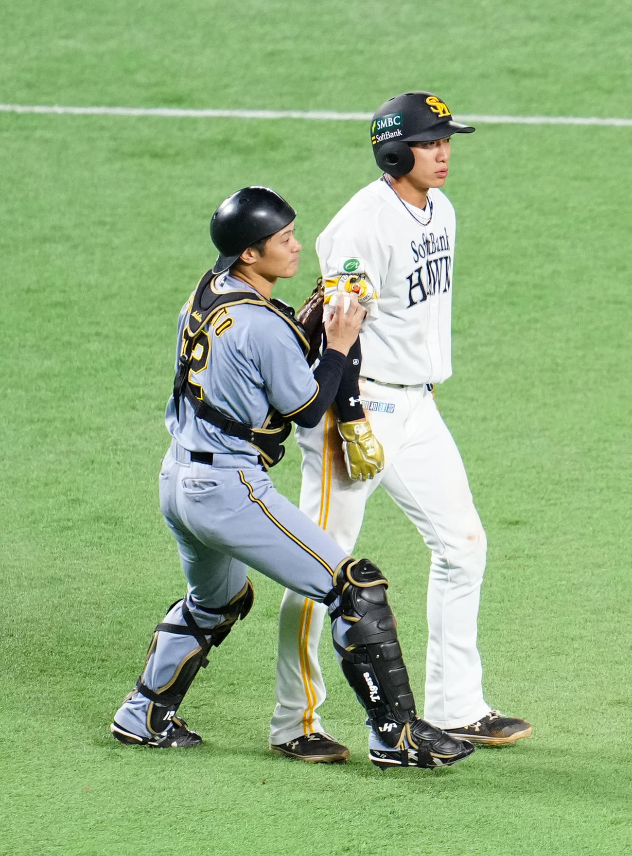 ソフトバンク対阪神　1回裏ソフトバンク無死一、二塁、打者柳町の時、走塁ミスでタッチアウトとなる二塁走者の柳田（右）。捕手坂本（撮影・江口和貴）
