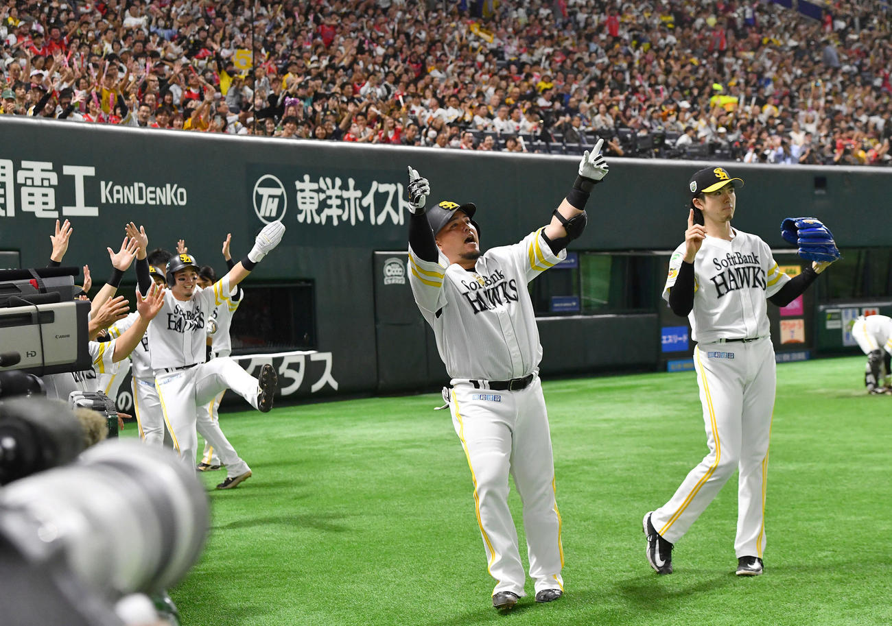 ソフトバンク対阪神　2回裏ソフトバンク2死一、二塁、左中間へ3点本塁打を放った山川（中央）はベンチ前でどすこいポーズを決める。右は上沢（撮影・岩下翔太）