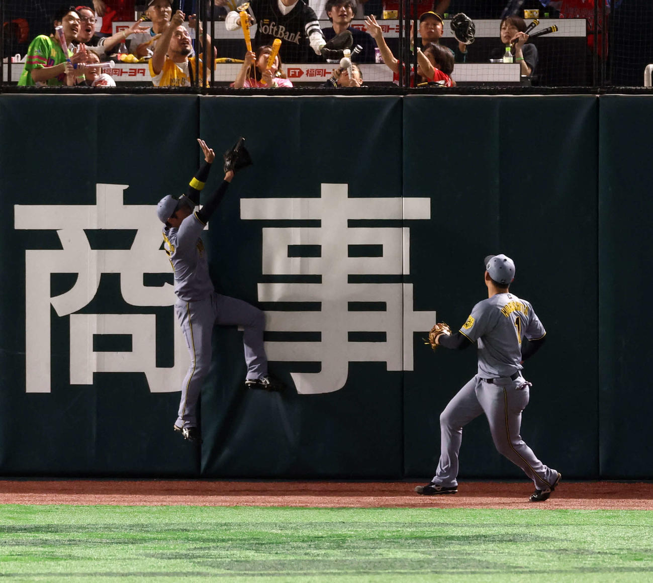 ソフトバンク対阪神　1回裏ソフトバンク2死一、二塁、山川の打球を追った近本（左）だが届かず、2点適時二塁打となる。右は森下（撮影・浅見桂子）