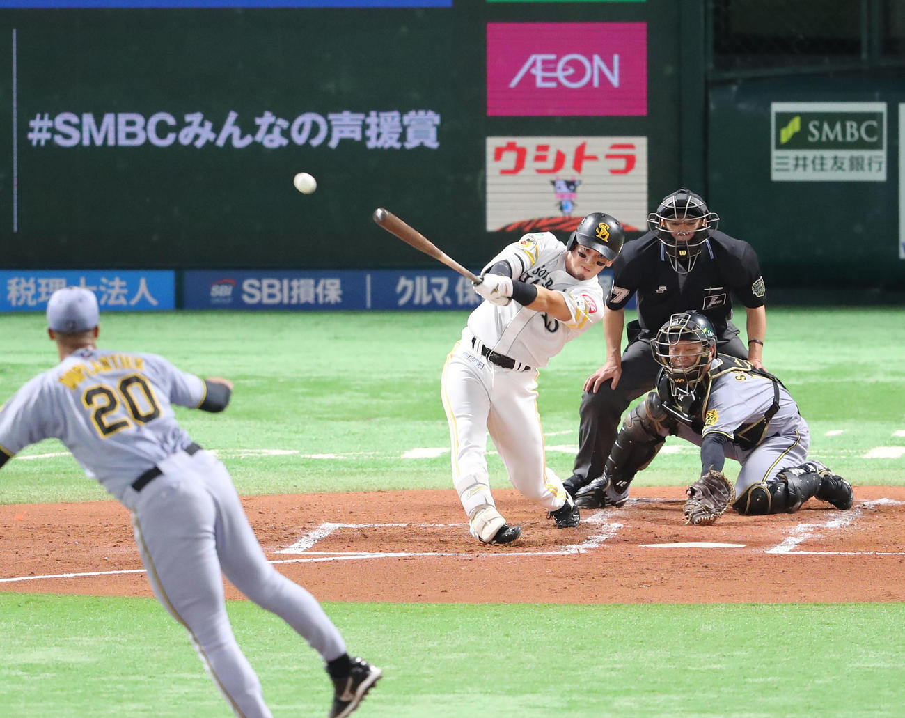 ソフトバンク対阪神　1回裏ソフトバンク2死一、二塁、栗原は右前に同点適時打を放つ（撮影・梅根麻紀）