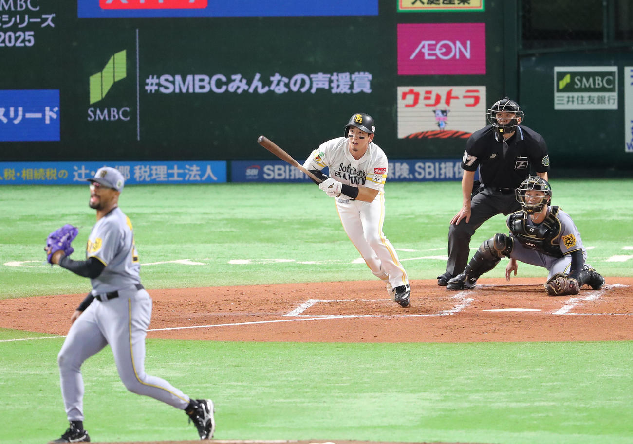 ソフトバンク対阪神　1回裏ソフトバンク2死一、二塁、栗原は右前に同点適時打を放つ（撮影・梅根麻紀）