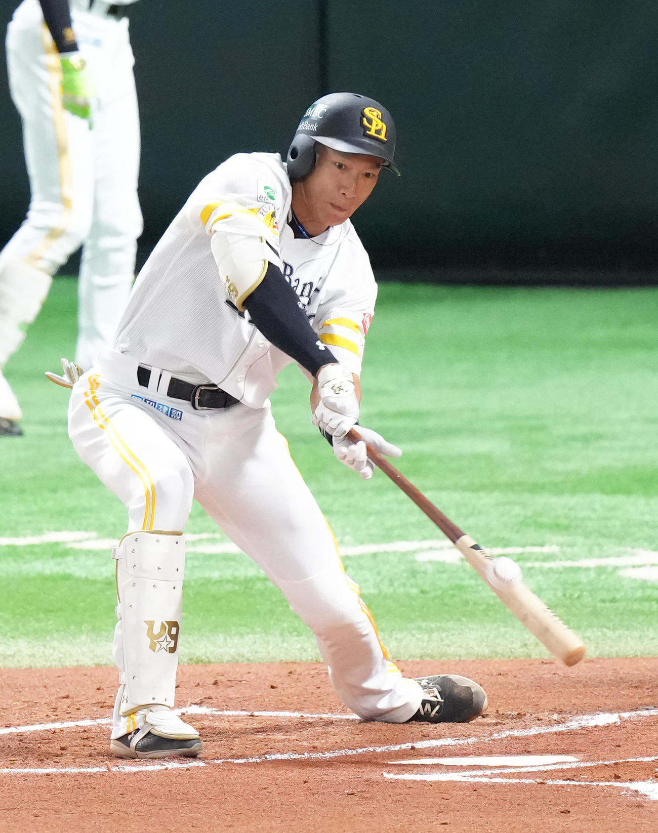 ソフトバンク対阪神　1回裏ソフトバンク無死、柳田は左前打を放つ（撮影・足立雅史）