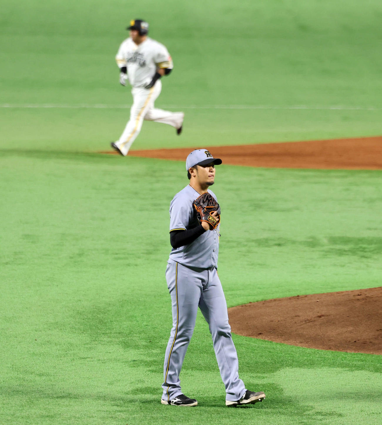 ソフトバンク対阪神　2回裏ソフトバンク2死一、二塁、山川（後方）に3点本塁打を許した岩貞（撮影・浅見桂子）