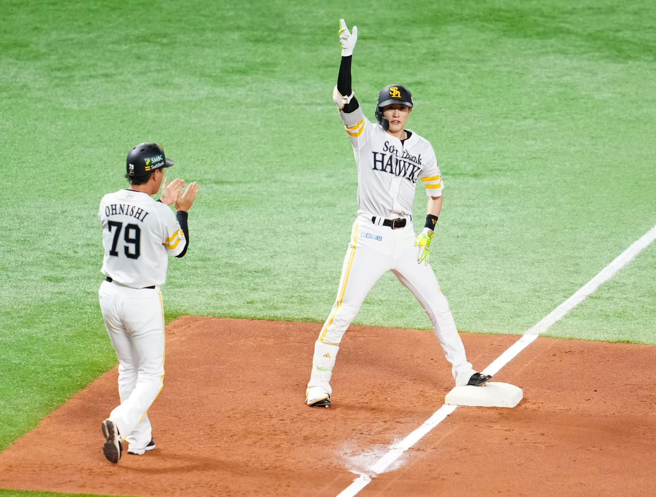 ソフトバンク対阪神　2回裏ソフトバンク2死二塁、適時三塁打を放った周東（右）（撮影・江口和貴）