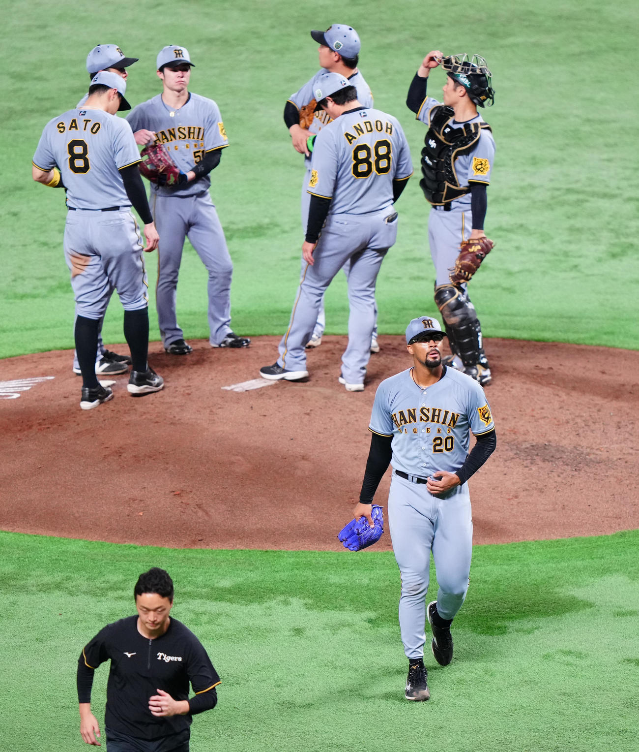 ソフトバンク対阪神　2回裏、降板する阪神デュプランティエ（右手前）（撮影・鈴木みどり）