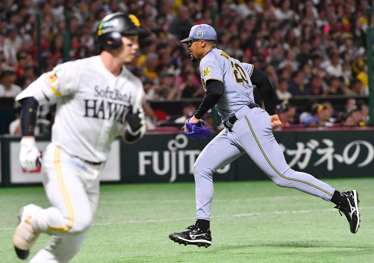 ソフトバンク対阪神　1回裏ソフトバンク2死一、二塁、栗原（左）に右前同点適時打を打たれたデュプランティエ（撮影・岩下翔太）