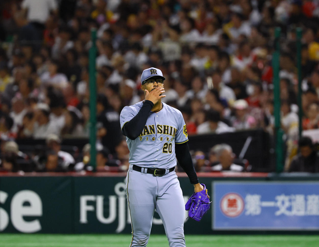 ソフトバンク対阪神　3失点した1回を終え、ベンチに戻る阪神デュプランティエ（撮影・藤尾明華）
