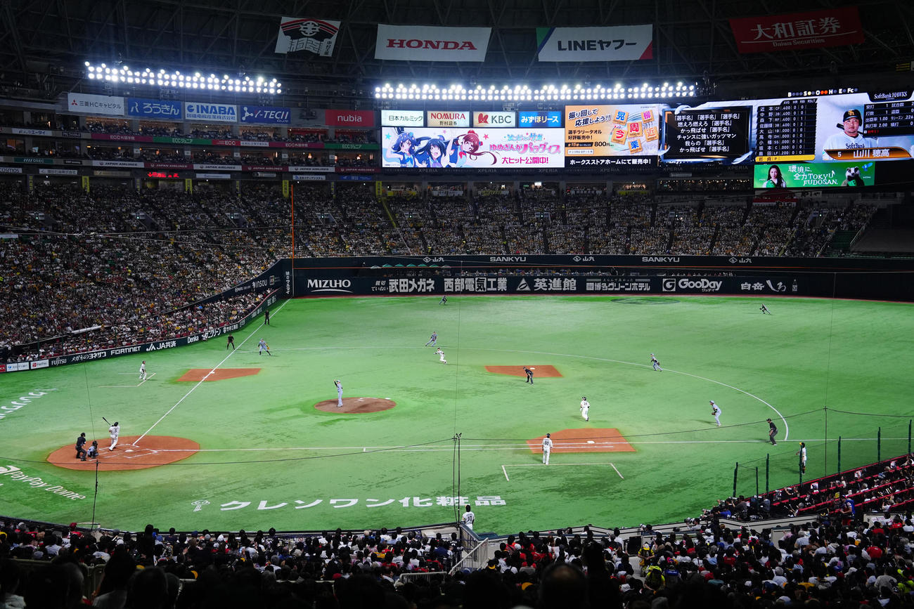 ソフトバンク対阪神　2回裏ソフトバンク2死一、二塁、3点本塁打を放つ山川。投手岩貞（撮影・江口和貴）