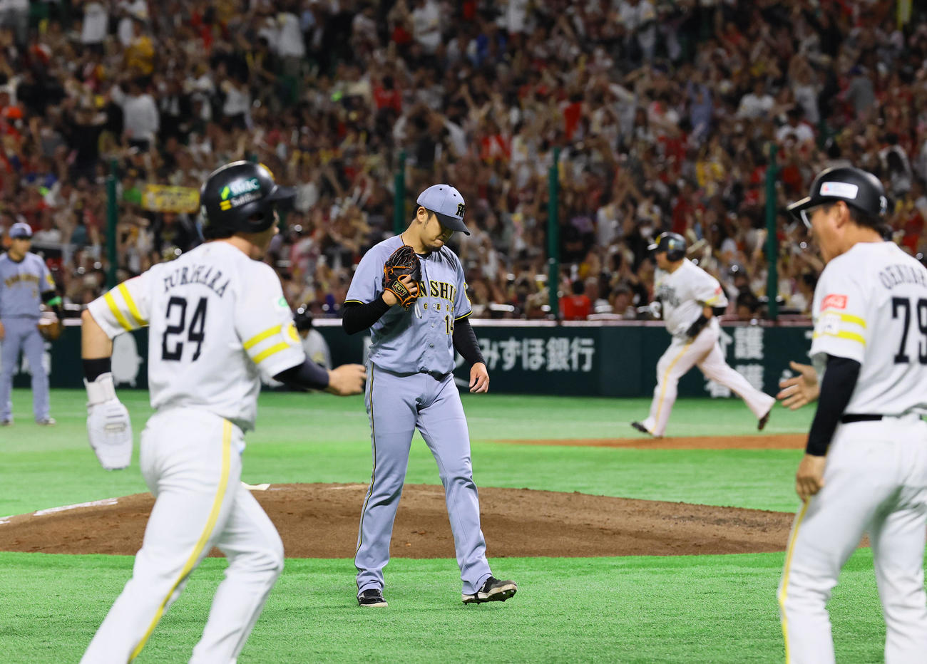 ソフトバンク対阪神　2回裏ソフトバンク2死一、二塁、山川（奥）に3点本塁打を浴びた岩貞（中央）（撮影・藤尾明華）