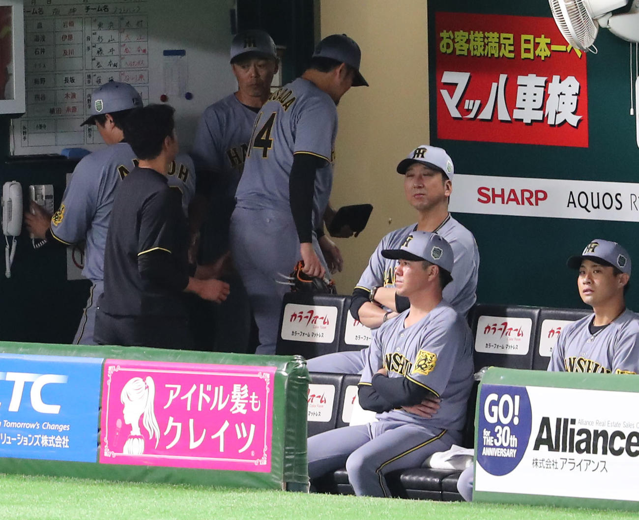 ソフトバンク対阪神　3回裏ソフトバンク2死一、二塁、柳町の打球が手に当たり降板する岩貞（撮影・梅根麻紀）