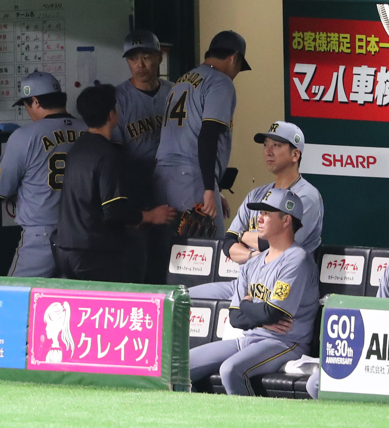 ソフトバンク対阪神　3回裏ソフトバンク2死一、二塁、柳町の打球が手に当たり降板する岩貞（撮影・梅根麻紀）