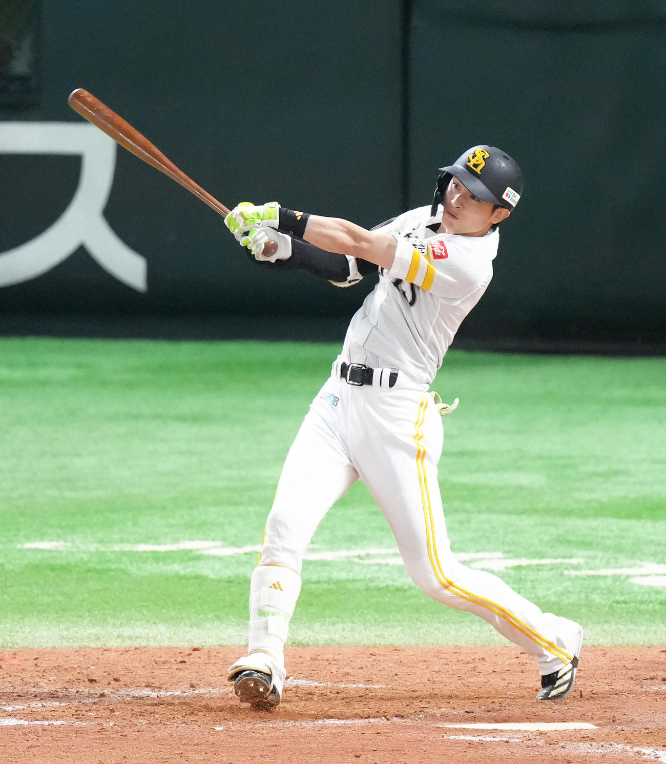 ソフトバンク対阪神　5回裏ソフトバンク2死一塁、周東はこの日4安打となる中前打を放つ（撮影・足立雅史）