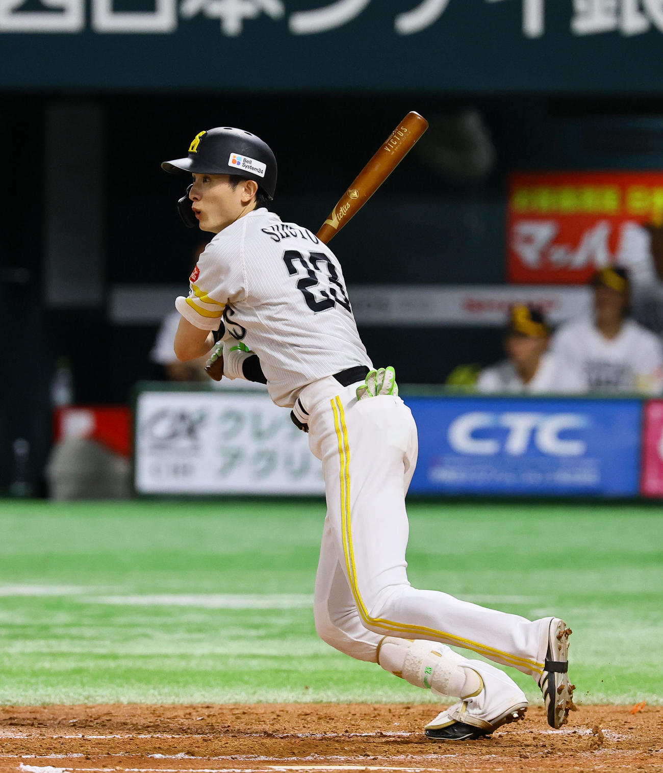 ソフトバンク対阪神　2回裏ソフトバンク2死一塁、周東は左越えに適時三塁打を放つ（撮影・藤尾明華）