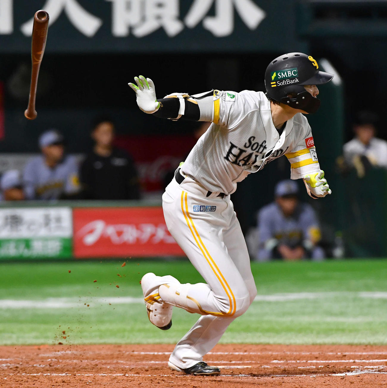 ソフトバンク対阪神　2回裏ソフトバンク2死二塁、周東は左中間へ適時三塁打を放つ（撮影・岩下翔太）