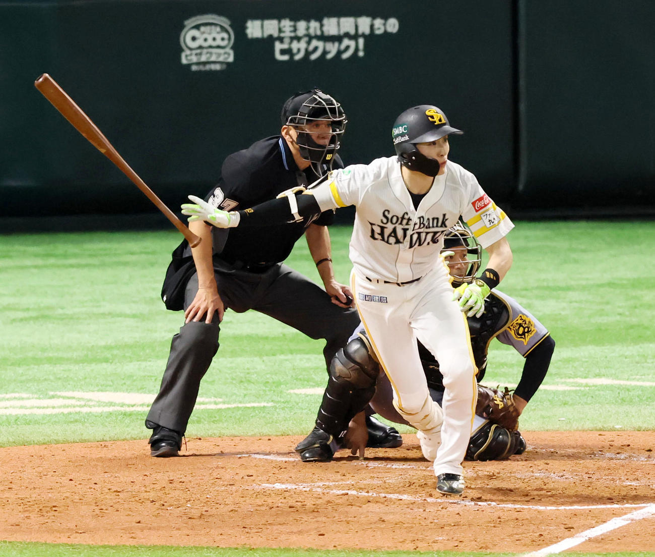 ソフトバンク対阪神　2回裏ソフトバンク2死二塁、周東は左越え適時三塁打を放つ（撮影・加藤哉）