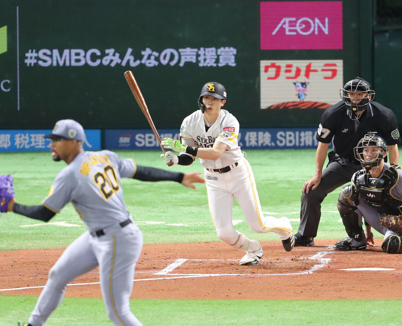 ソフトバンク対阪神　1回裏ソフトバンク無死一塁、周東は右前安打を放つ（撮影・梅根麻紀）