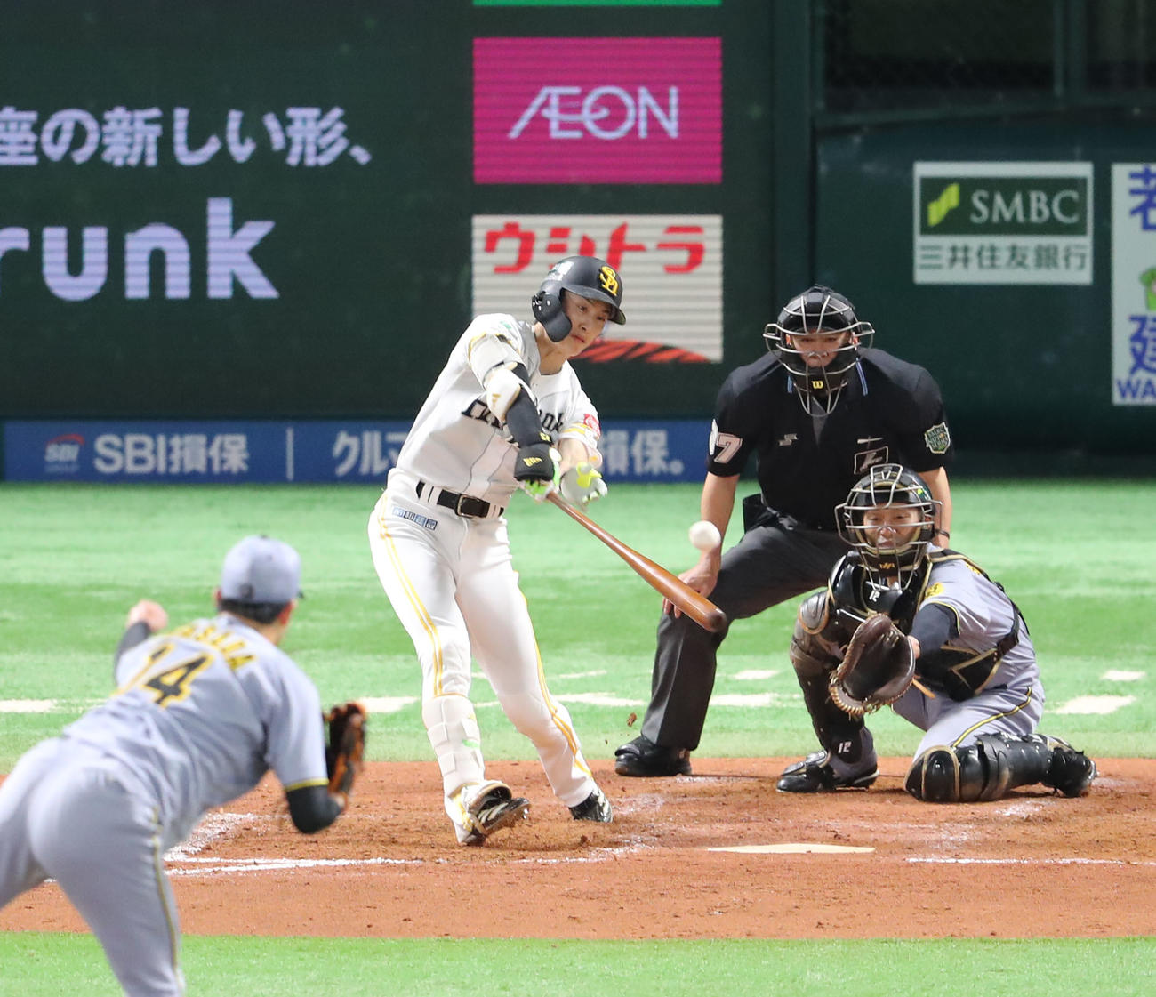ソフトバンク対阪神　3回裏ソフトバンク2死一塁、周東は中前安打を放つ（撮影・梅根麻紀）