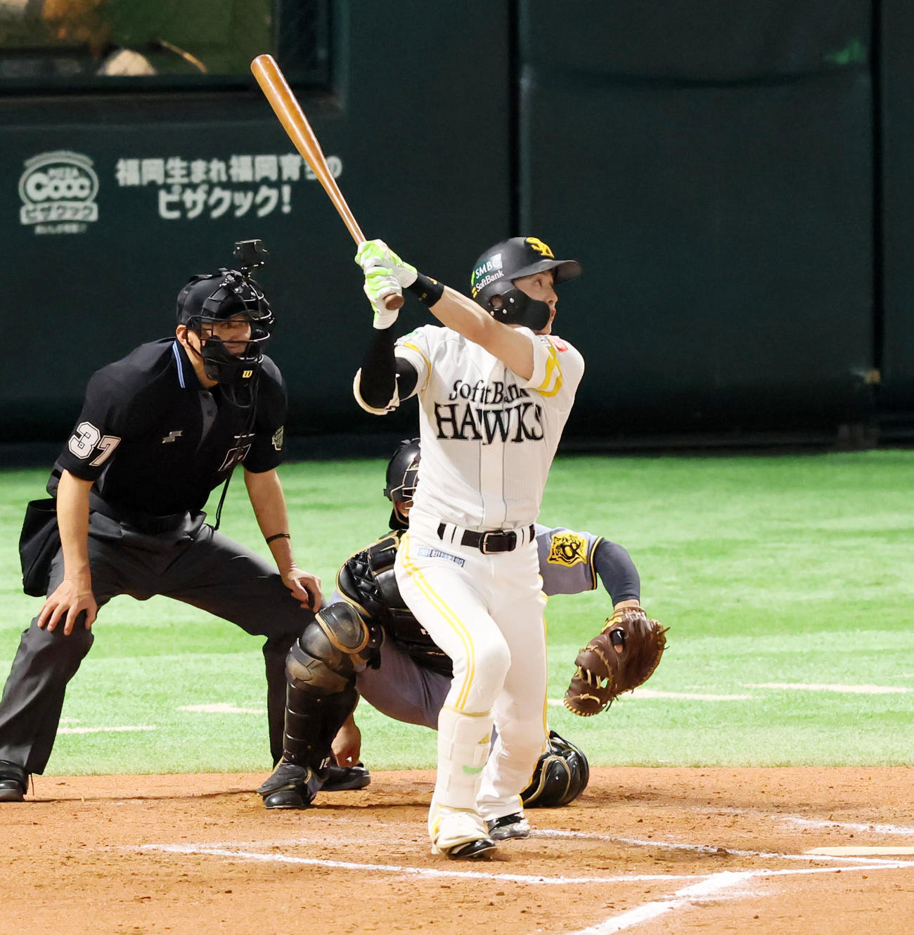 ソフトバンク対阪神　7回裏ソフトバンク2死、周東は左越え二塁打を放つ（撮影・加藤哉）