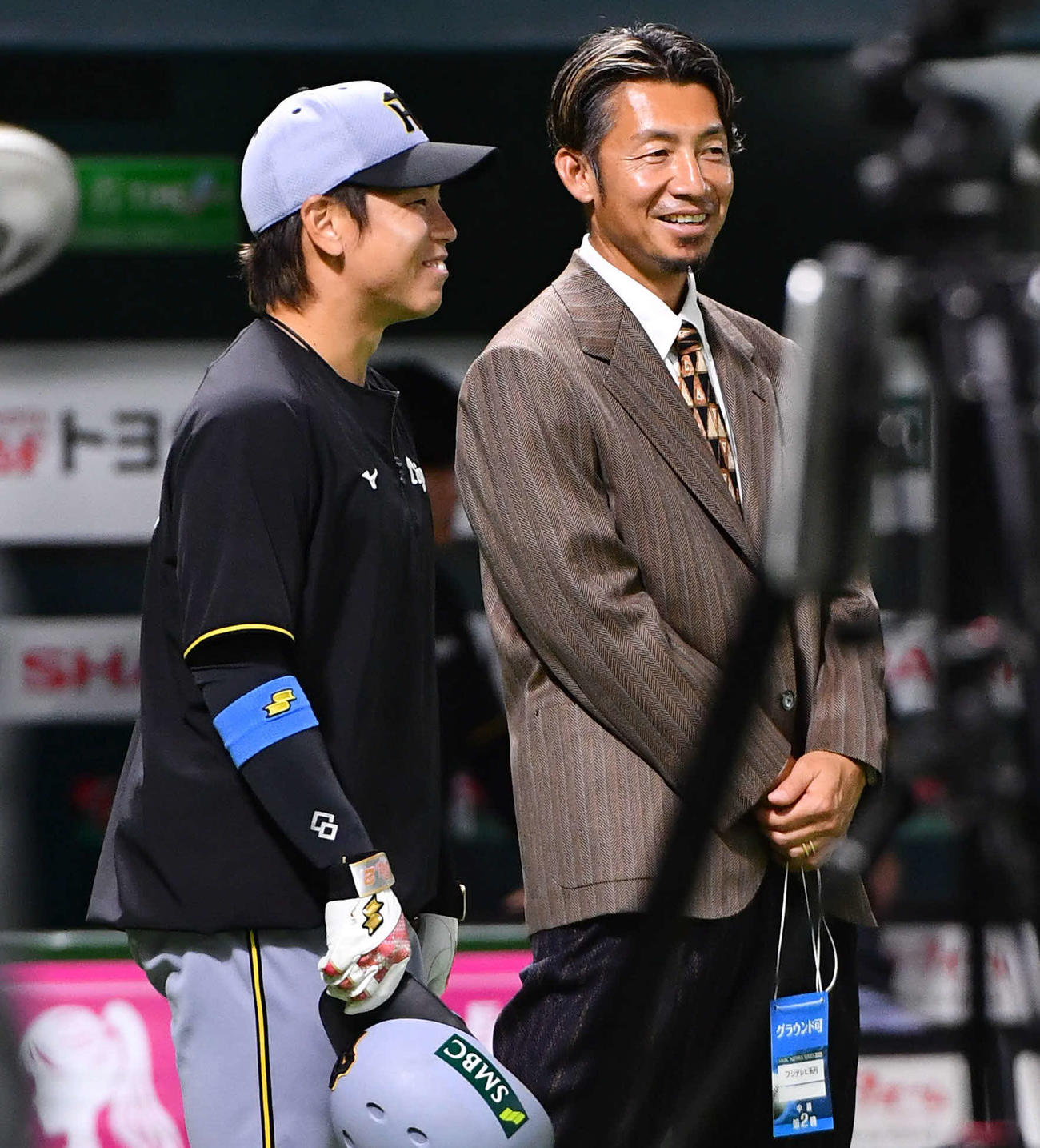 ソフトバンク対阪神　試合前、阪神梅野（左）と談笑する鳥谷敬氏（撮影・岩下翔太）