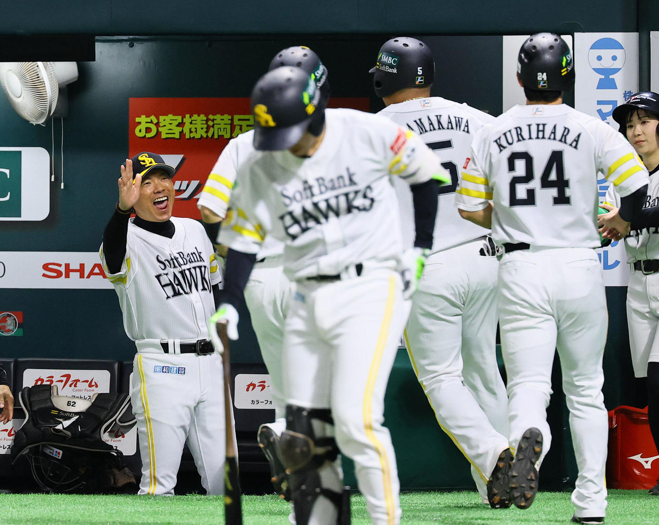 ソフトバンク対阪神　2回裏ソフトバンク2死一、二塁、3点本塁打を放った山川らを出迎える小久保監督（左端）（撮影・藤尾明華）