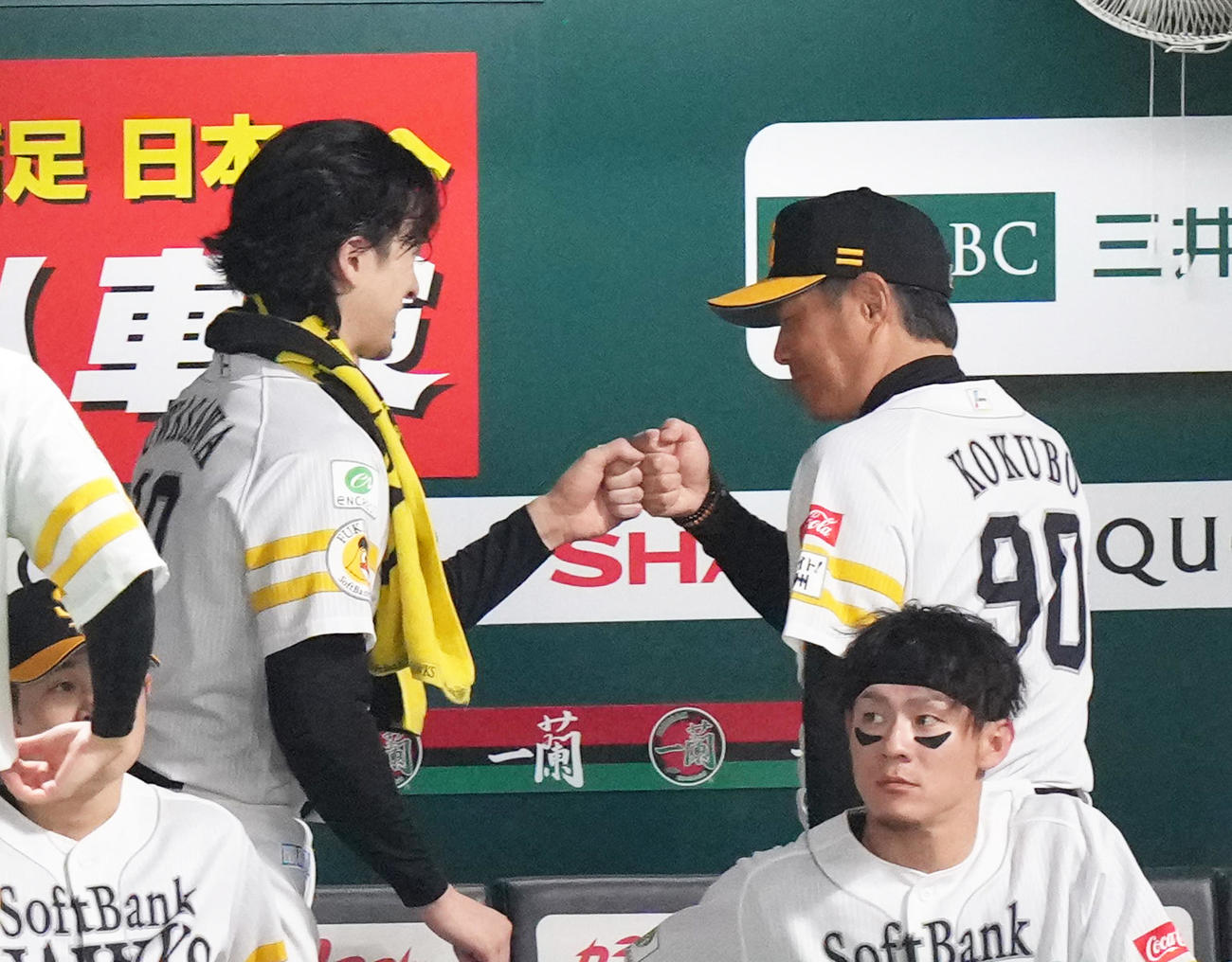 ソフトバンク対阪神　6回1失点でベンチに戻った上沢（左）は小久保監督とグータッチを交わす（撮影・足立雅史）