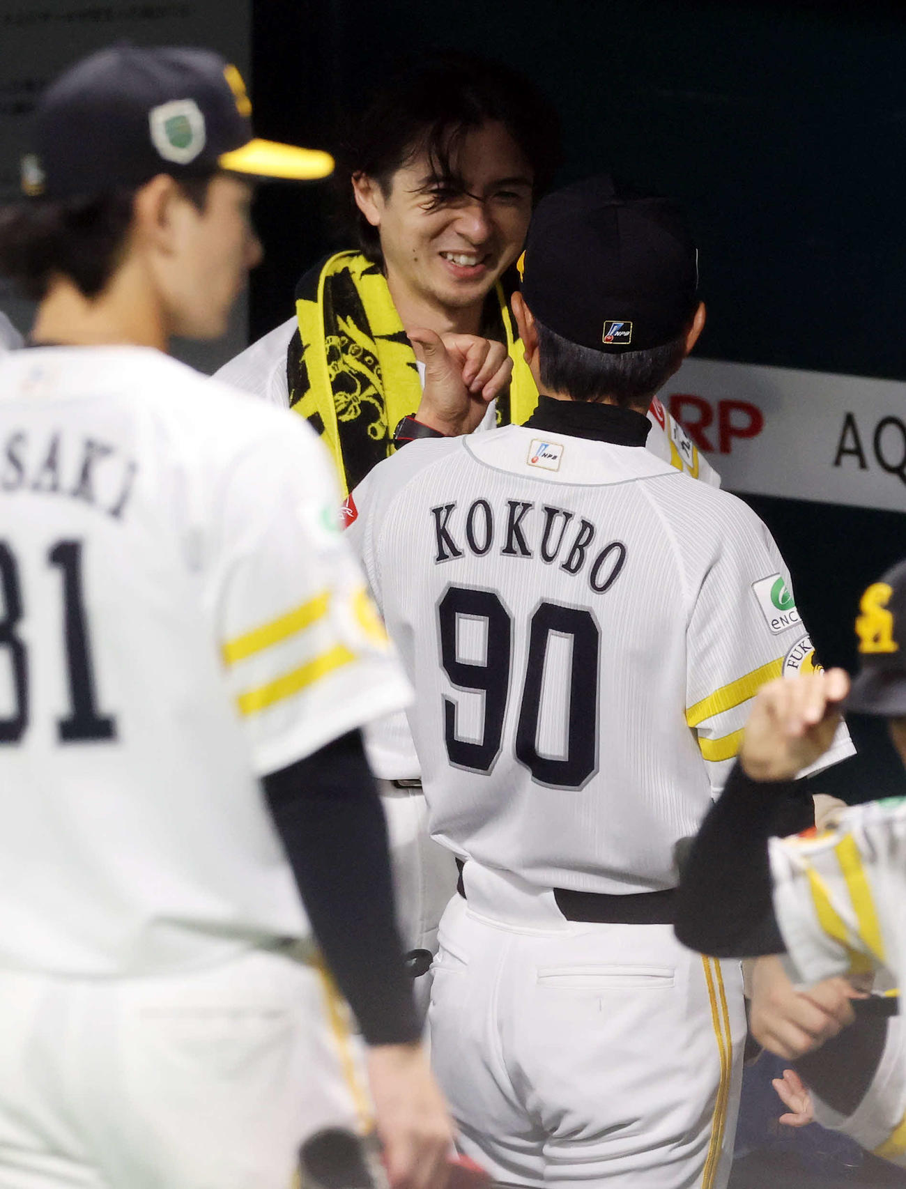 ソフトバンク対阪神　6回表阪神の攻撃を抑えた上沢（奥）は、小久保監督から労いの言葉をかけられ笑みを浮かべる（撮影・浅見桂子）