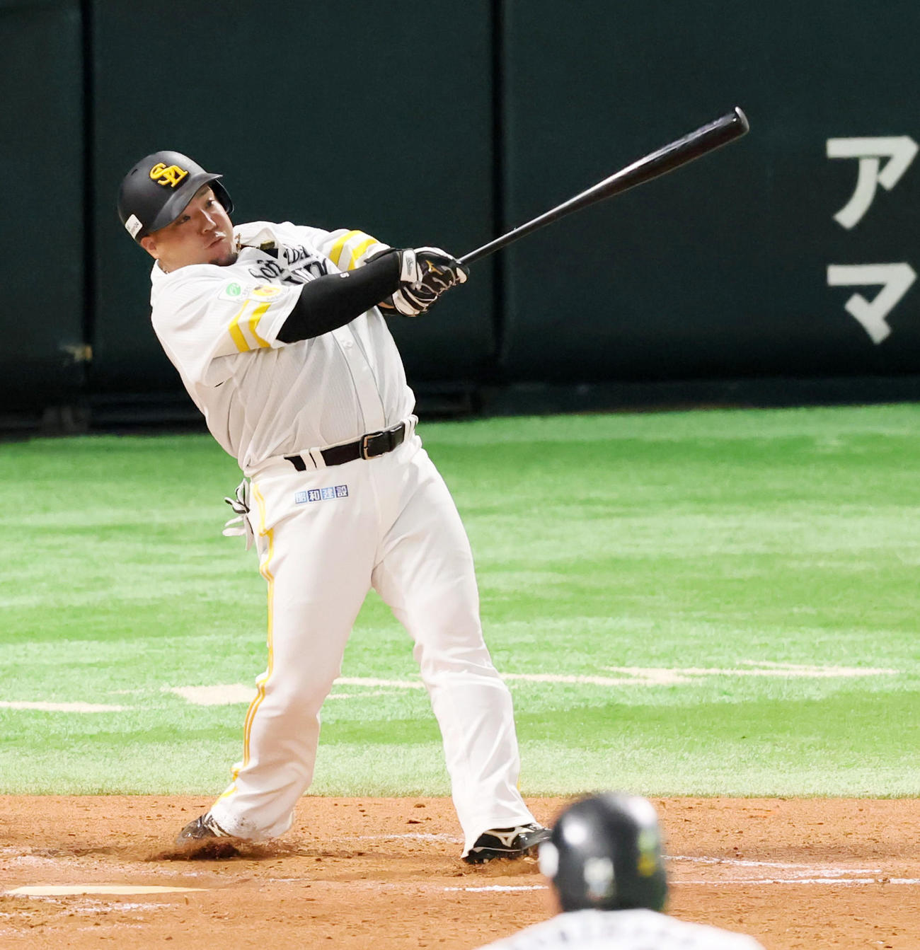 ソフトバンク対阪神　2回裏ソフトバンク2死一、二塁、左越え3点本塁打を放つ山川（撮影・加藤哉）