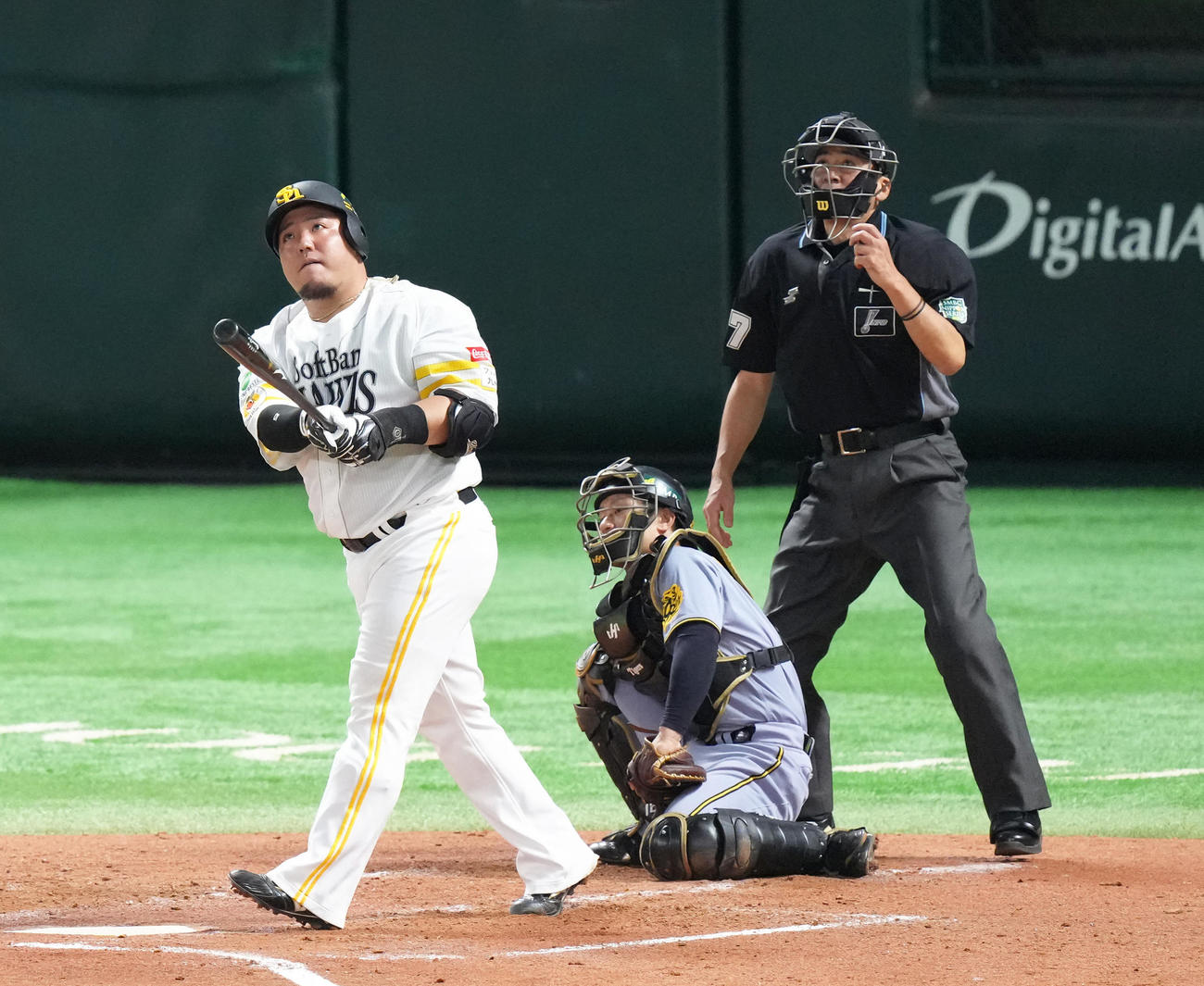 ソフトバンク対阪神　2回裏ソフトバンク2死一、二塁、山川は3点本塁打を放つ（撮影・足立雅史）