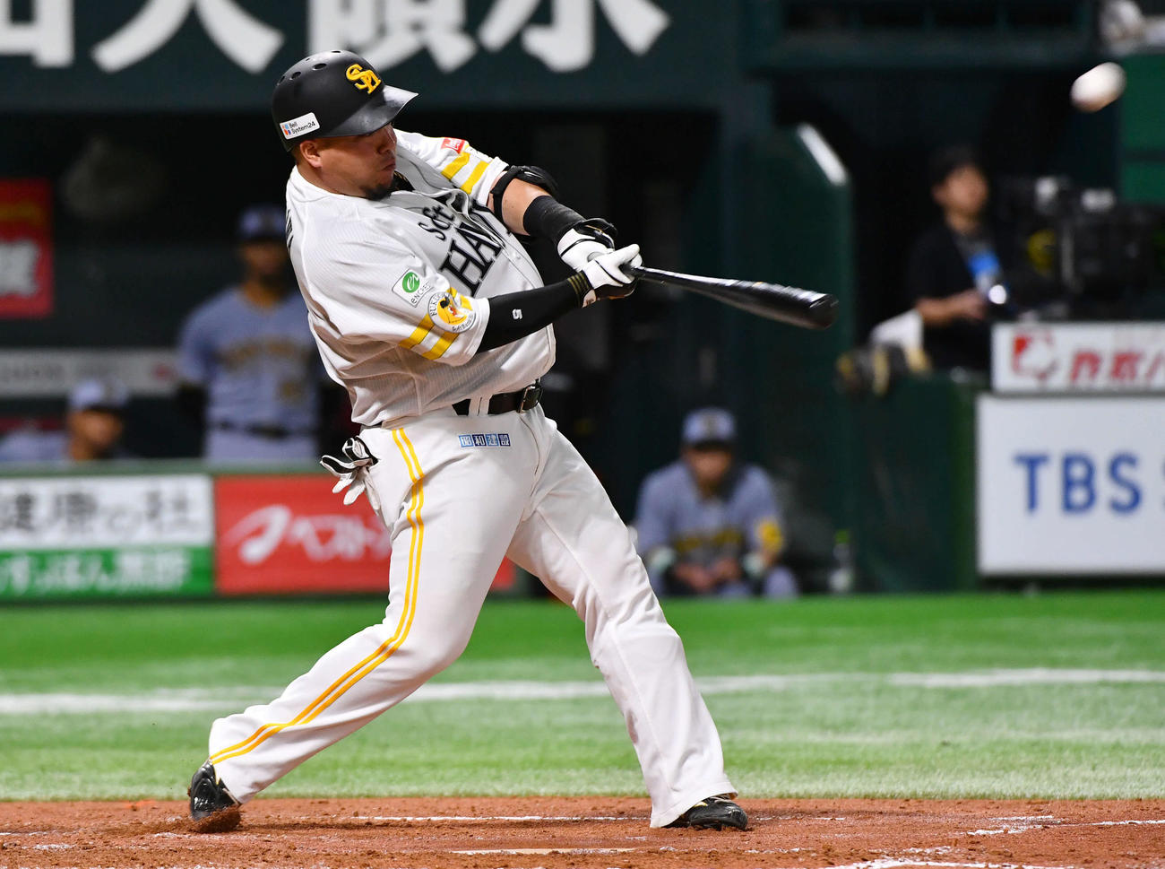 ソフトバンク対阪神　2回裏ソフトバンク2死一、二塁、山川は左中間へ3点本塁打を放つ（撮影・岩下翔太）
