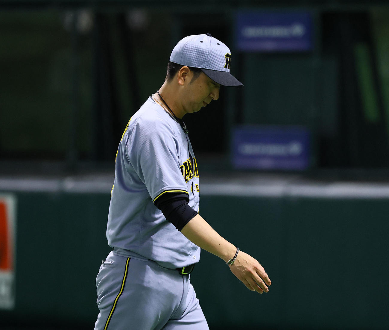ソフトバンク対阪神　2回途中、投手交代を告げベンチに戻る阪神藤川監督（撮影・藤尾明華）