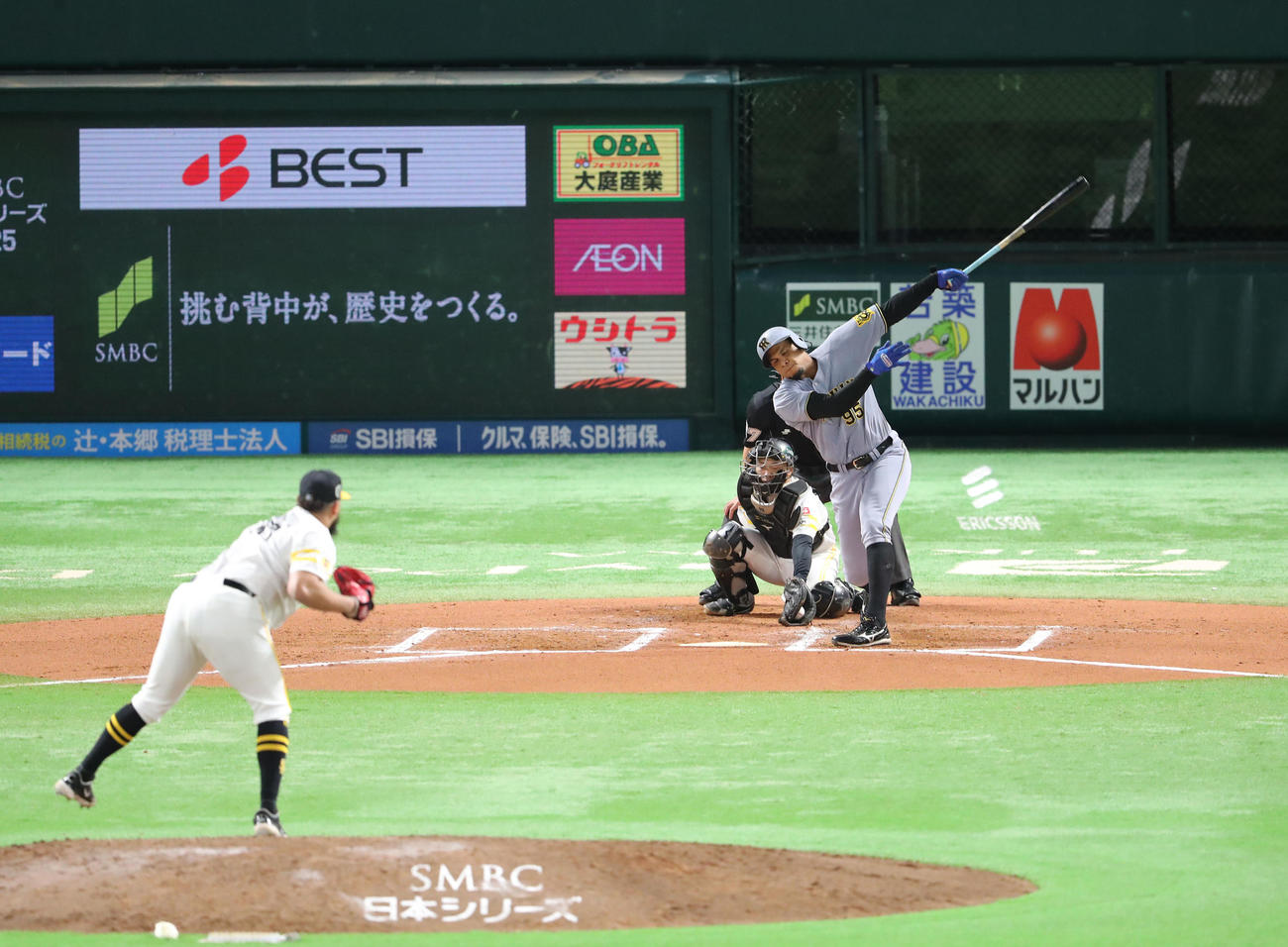 ソフトバンク対阪神　7回表阪神1死、ヘルナンデスは空振りの三振（撮影・梅根麻紀）
