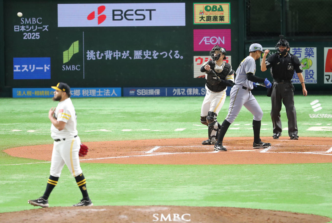 ソフトバンク対阪神　7回表阪神1死、ヘルナンデスは空振りの三振（撮影・梅根麻紀）