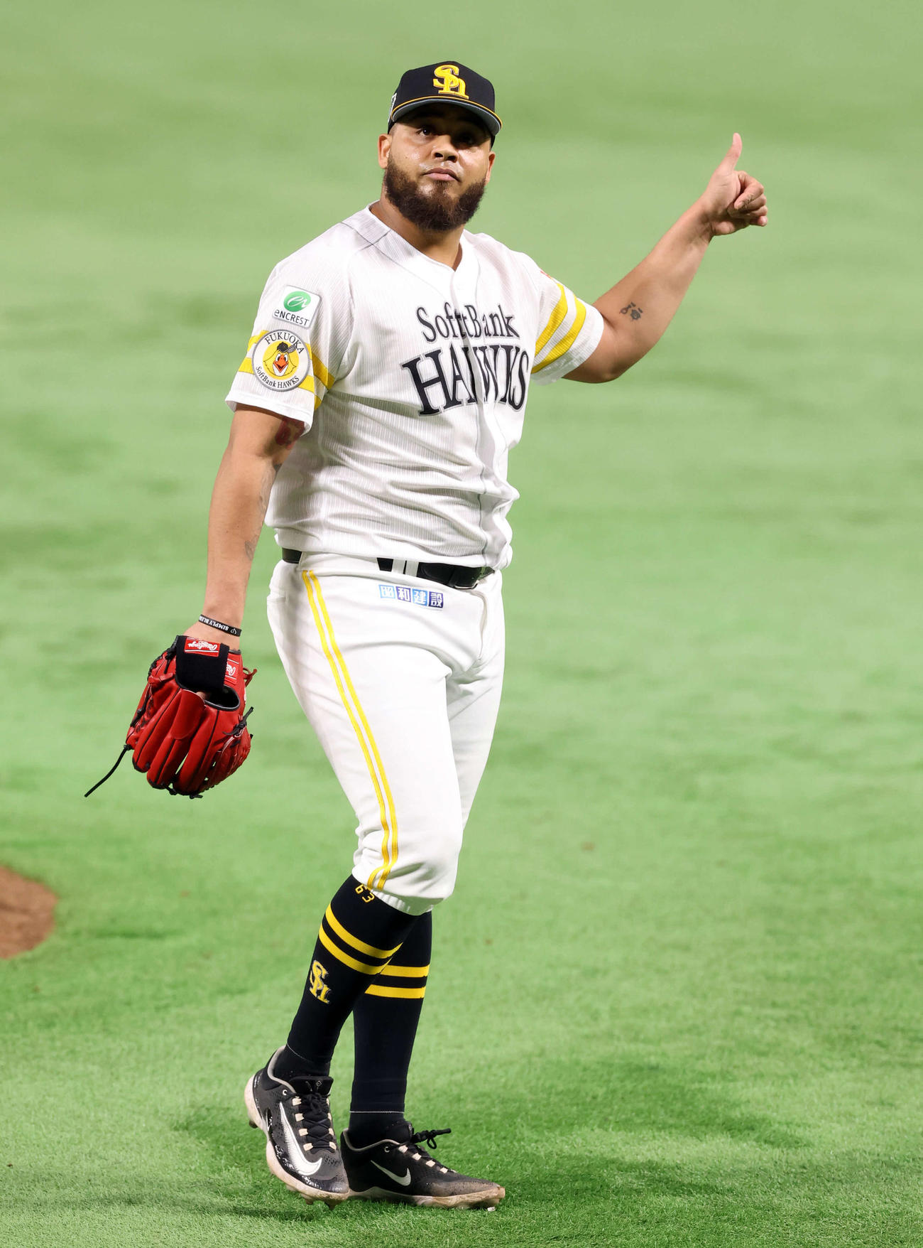 ソフトバンク対阪神　7回表阪神の攻撃を抑えたヘルナンデスはサムズアップ（撮影・浅見桂子）