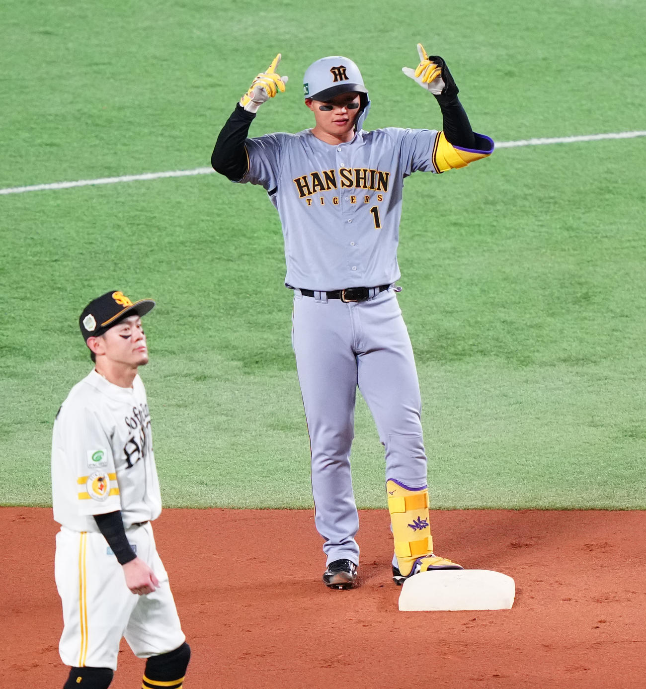 ソフトバンク対阪神　1回表阪神1死一塁、二塁打を放ち、ポーズを取る森下（撮影・鈴木みどり）