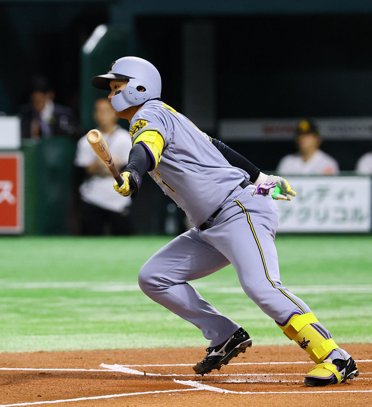 ソフトバンク対阪神　1回表阪神1死一塁、森下は遊撃への二塁打を放つ（撮影・藤尾明華）